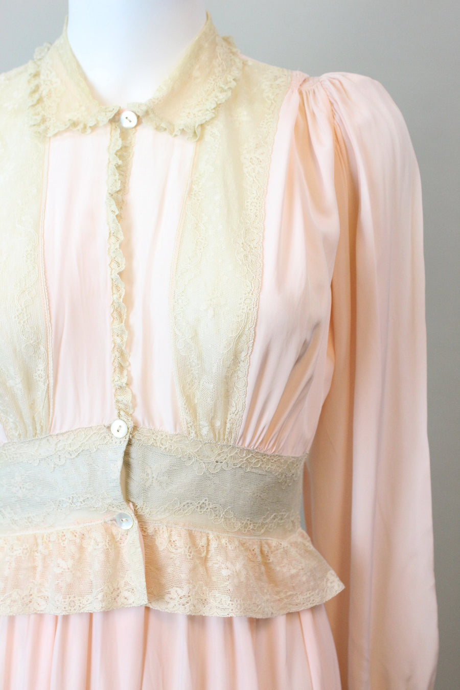 1940s DAPHNE PEACH rayon lace robe xs | new spring summer