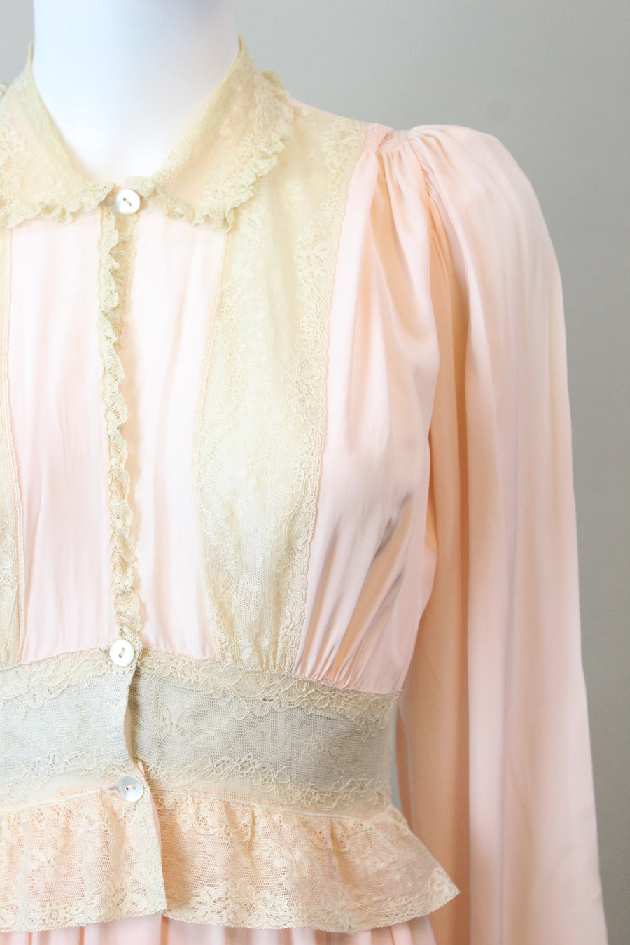 1940s DAPHNE PEACH rayon lace robe xs | new spring summer